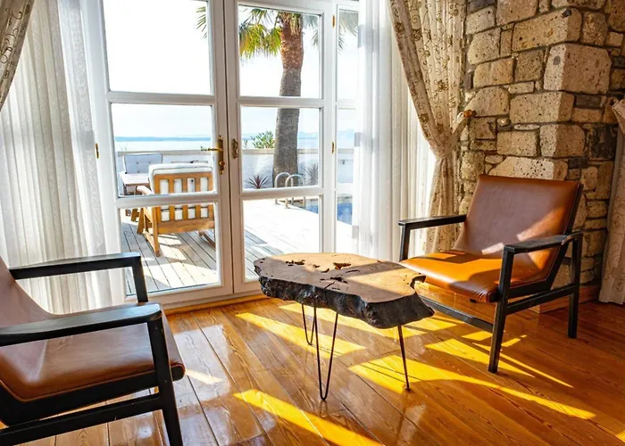 Fener Burnunda Denize Sifir Orjinaltas Malikane Willa Çeşme