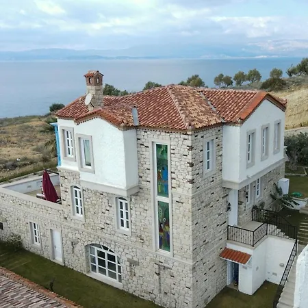 Fener Burnunda Denize Sıfır Orjinaltaş Malikane Villa Çeşme