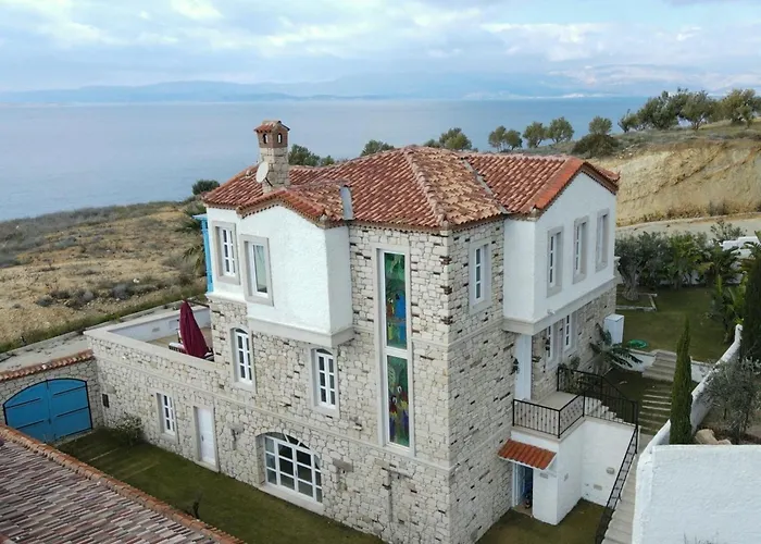 Fener Burnunda Denize Sıfır Orjinaltaş Malikane Villa Çeşme